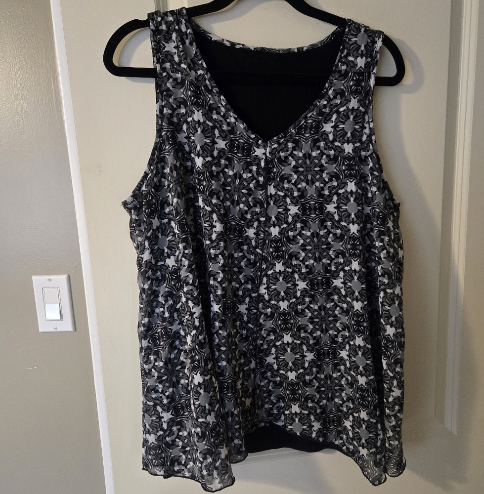 Women's Black and White Patterned Top